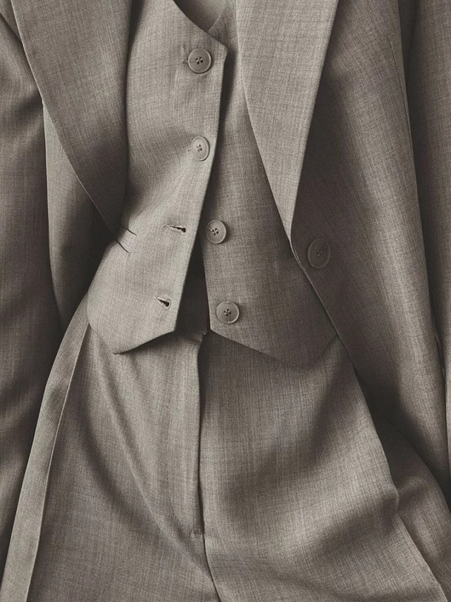 Le tailoring comme signature
Une allure structurée d'une élégance naturelle.

#forsale #newshop #créatricefrançaise #parisianchic #tailoring #artist #handmade #CharlotteMullor #Paris #75rueducherchemidi