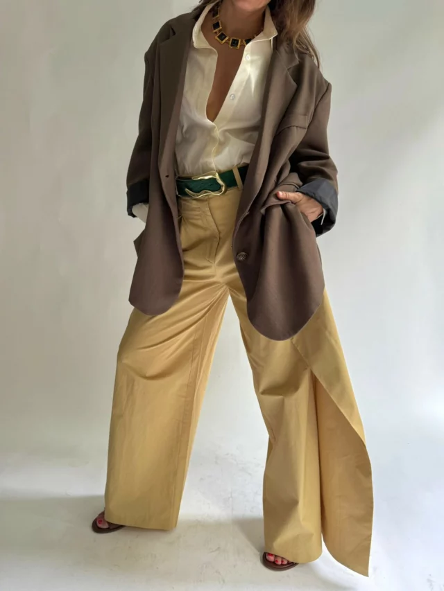 Sun's out, style on. 
Le trio gagnant : chemise fluide, blazer oversize, pantalon gedo. 

#forsale #newshop # #essentials #couture #aestheticstyle #frenchbrand #shirt #handmade #75rueducherchemidi
#CharlotteMullor #Paris
